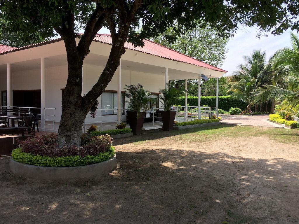 Arizona Ranch Hotel Girardot Extérieur photo